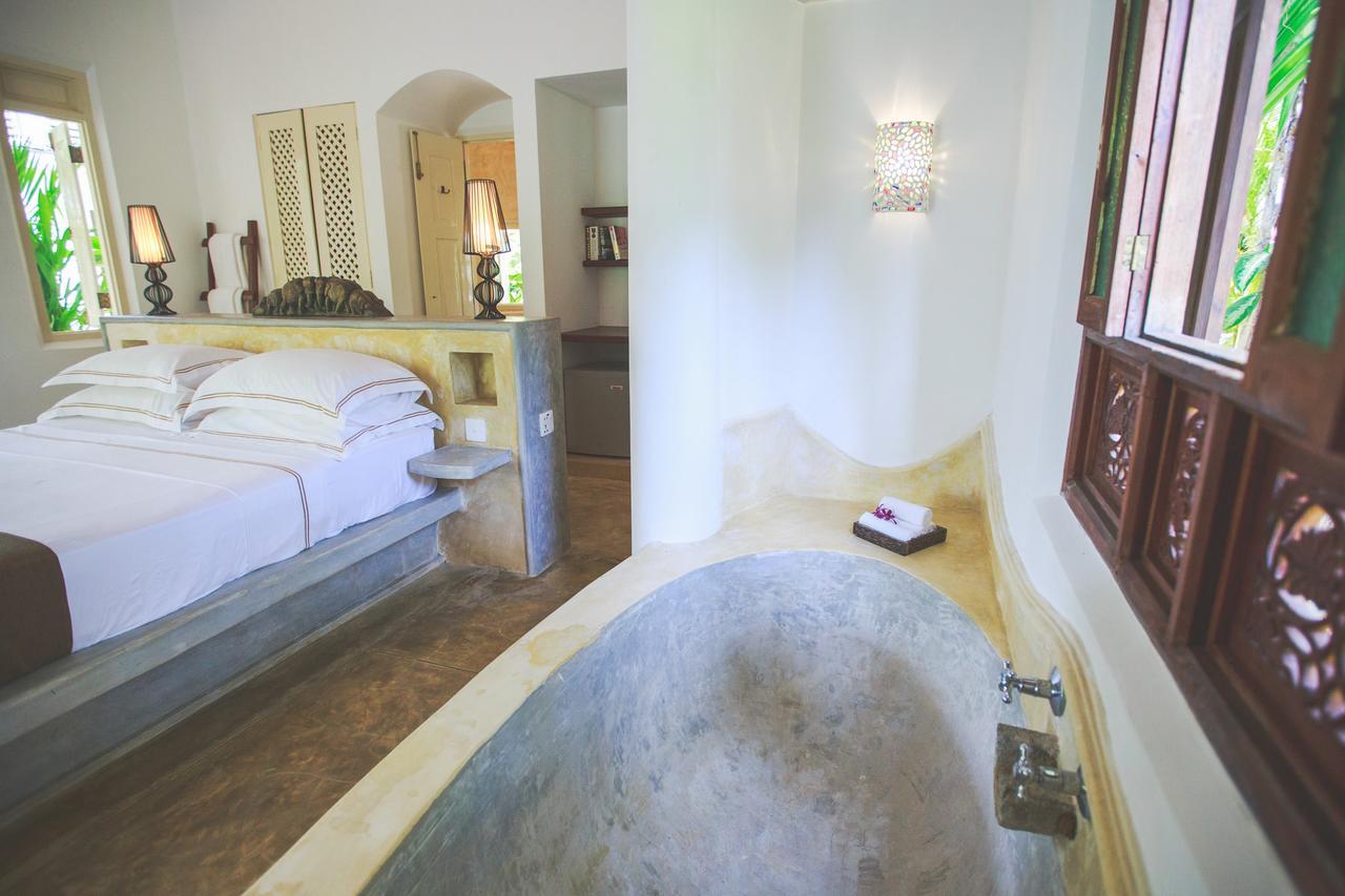 Karmel Villa Thalduwa Island - Five Bedroom Luxury Villa With Private Pool アハンガマ エクステリア 写真